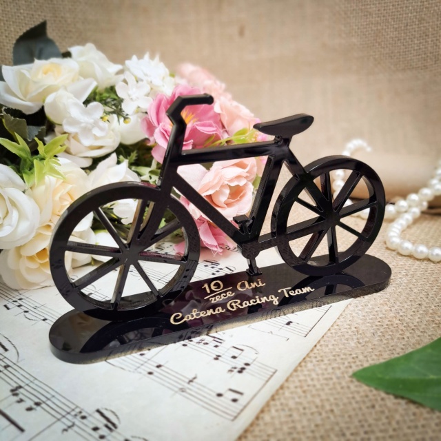 0636 - Bicicletă cu spițe pe suport personalizat prin gravură aurită, 15×9 cm, plexi negru 5 mm
