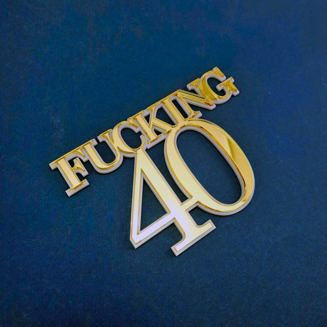 Decor tort "Fucking 40", 15×10 cm, plexiglas alb și oglindă aurie