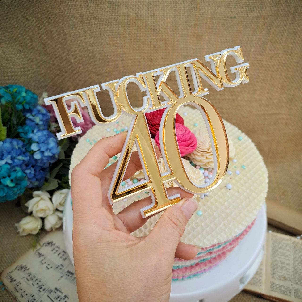 Decor tort "Fucking 40", 15×10 cm, plexiglas alb și oglindă aurie