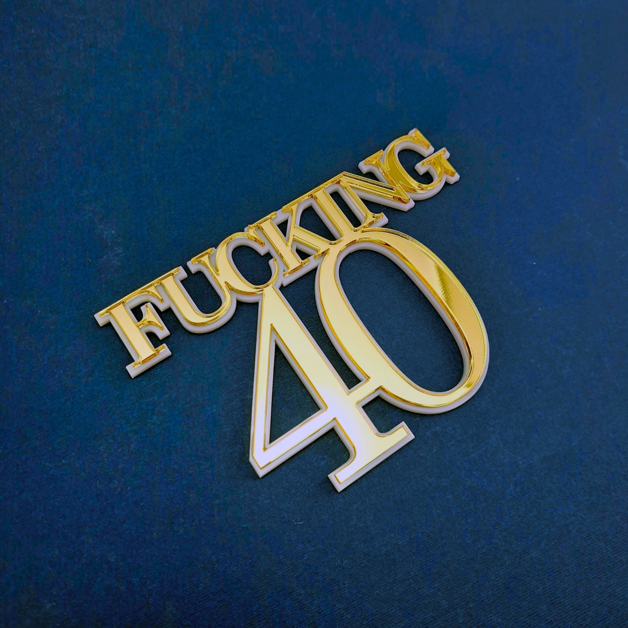 Decor tort "Fucking 40", 15×10 cm, plexiglas alb și oglindă aurie